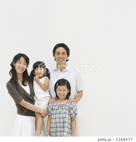 壁際に立って笑う家族 壁際に立って笑う家族 5168477