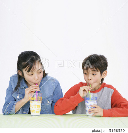 飲み物をストローで飲む男の子と女の子の写真素材