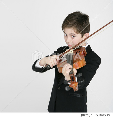 ヴァイオリンを弾く男の子 5168539