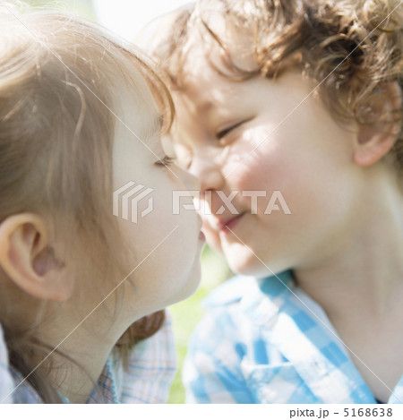 頬を寄せ合う男の子と女の子の写真素材 5168638 Pixta