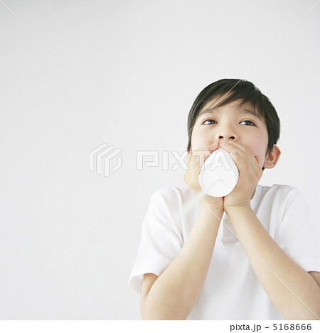 糸電話で話す男の子 5168666