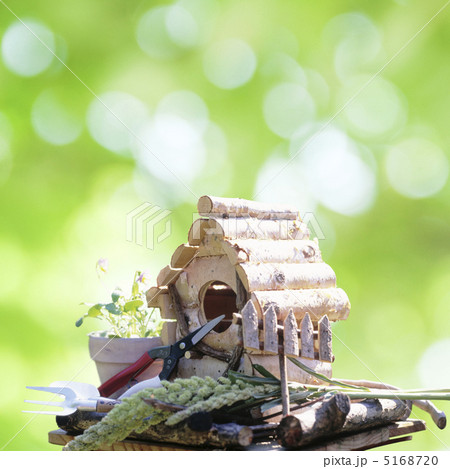 鳥小屋とガーデニング用品 5168720