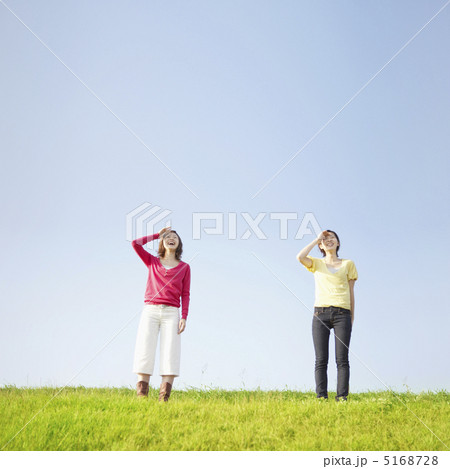 額に手を当てる2人の女性 額に手を当てる2人の女性 5168728