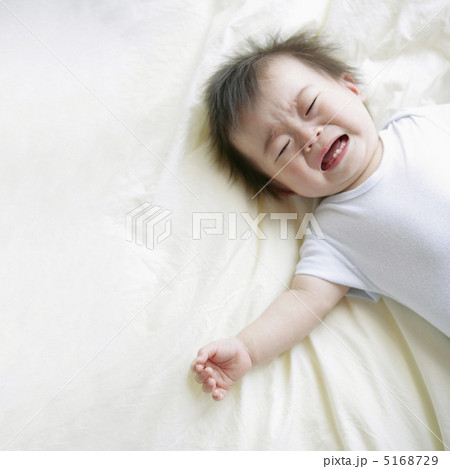 寝転んで泣く赤ちゃん 5168729