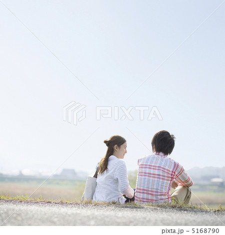 土手に座るカップル 土手に座るカップル 5168790