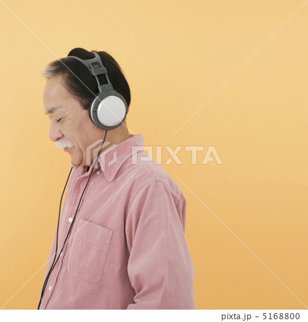 ヘッドホンで音楽を聴く男性 5168800