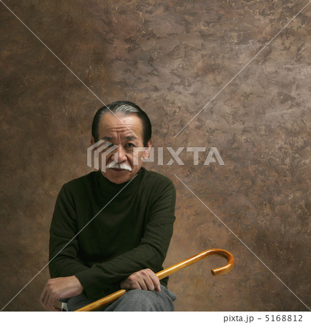 杖を持ち座る男性 杖を持ち座る男性 5168812