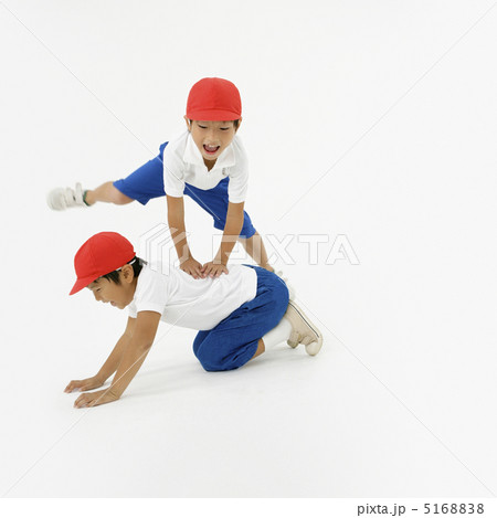 馬とびをする男の子 5168838