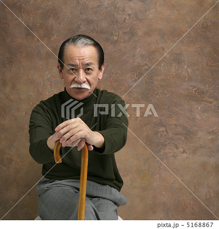 杖を持ち座る男性の写真素材 [5168867] PIXTA