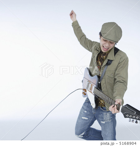 ギターを弾く男性 5168904