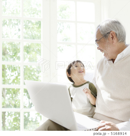 見つめ合う祖父と孫 見つめ合う祖父と孫 5168914
