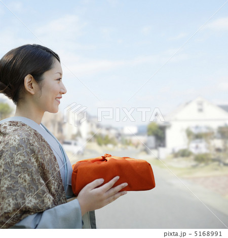 風呂敷包みを持った着物姿の女性 5168991