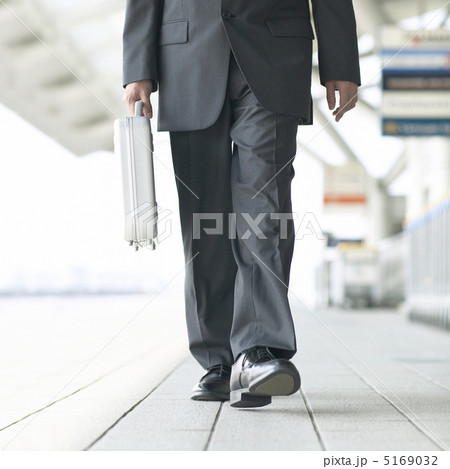 歩くビジネスマンの足元の写真素材