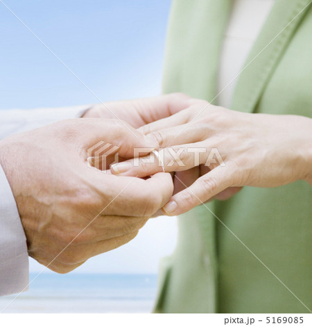 指輪をはめるシニア夫婦 指輪をはめるシニア夫婦 5169085