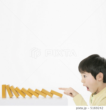 ドミノを倒す男の子 5169242