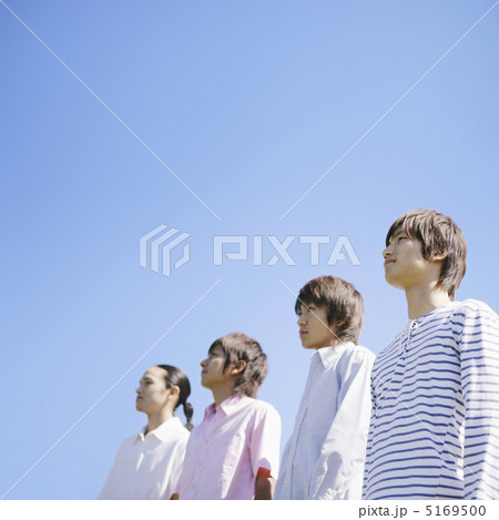遠くを眺める男性たち 5169500