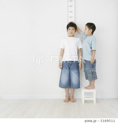 身長を測る兄弟 5169511