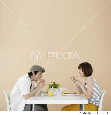 食事をするカップル 5169561