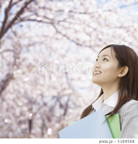 桜を見上げるビジネスウーマン 5169568