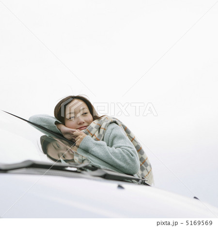 車にもたれかかる女性 5169569