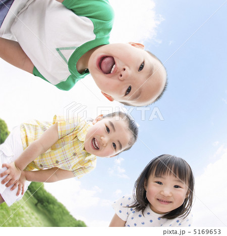 覗き込む子供達 覗き込む子供達 5169653