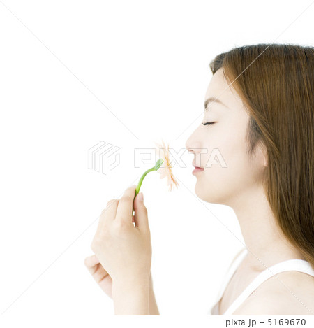 ガーベラの花を持った日本人女性 ガーベラの花を持った日本人女性 5169670