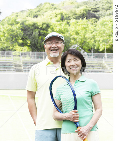 テニスラケットを持つシニア夫婦 テニスラケットを持つシニア夫婦 5169672