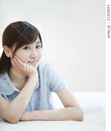 頬杖をつく女性 頬杖をつく女性 5169693