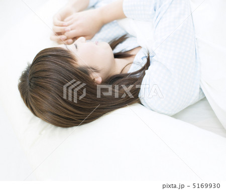 布団で眠る女性 布団で眠る女性 5169930