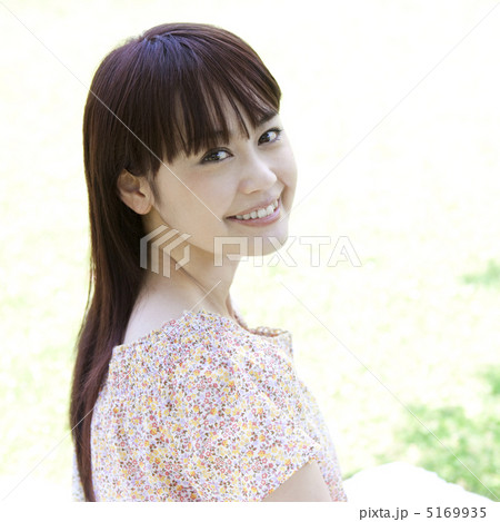 振り向いて笑う女性 5169935