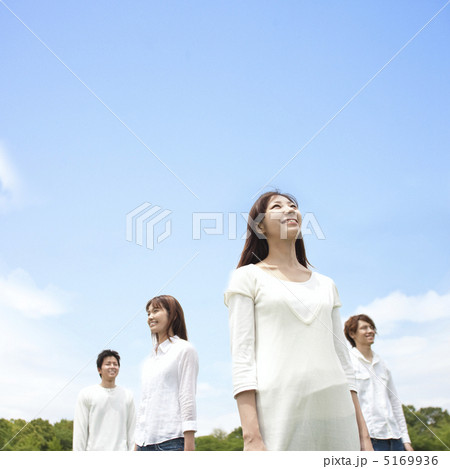 遠くを眺める若者達 5169936