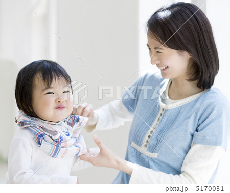 母親に着替えさせてもらう女の子 母親に着替えさせてもらう女の子 5170031