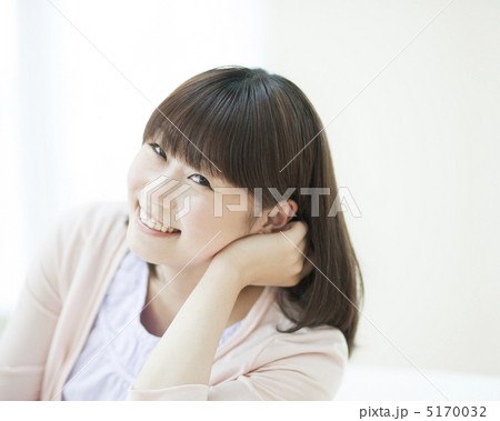 頬杖をついて笑う女性 5170032