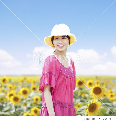 ひまわり畑で笑う女性 ひまわり畑で笑う女性 5170141