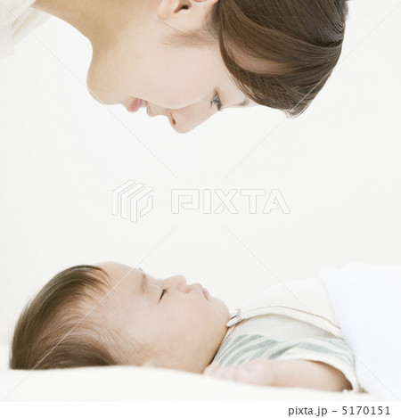 眠る赤ちゃんを見る母親 5170151