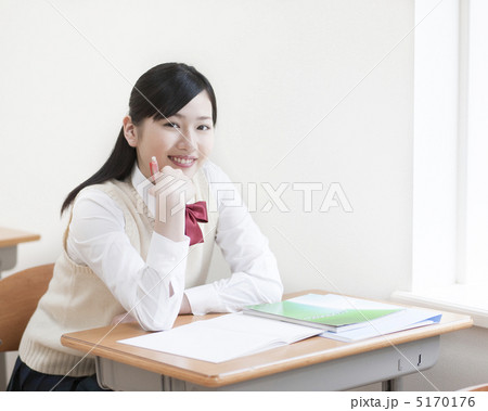 頬杖をついて笑う女子高生 頬杖をついて笑う女子高生 5170176