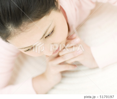 寝転んで手を組む女性 寝転んで手を組む女性 5170197