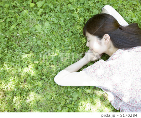 草原に寝転ぶ女性 草原に寝転ぶ女性 5170284