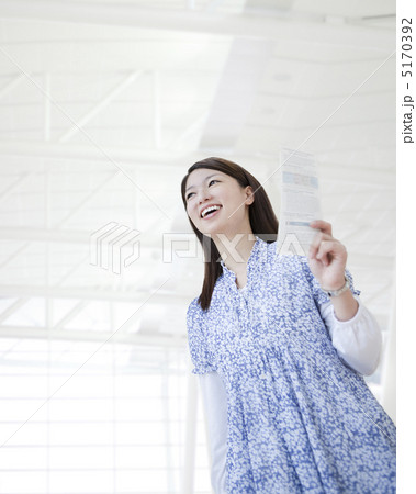 パンフレットを持つ笑顔の女性 5170392