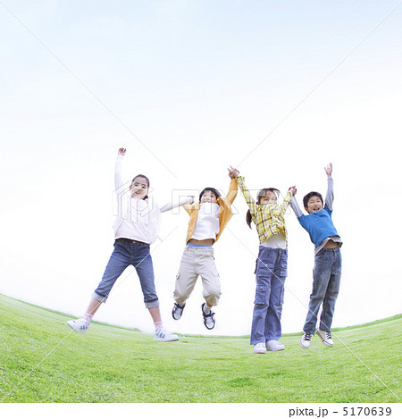 草原で手を繋いでジャンプする子供達 5170639