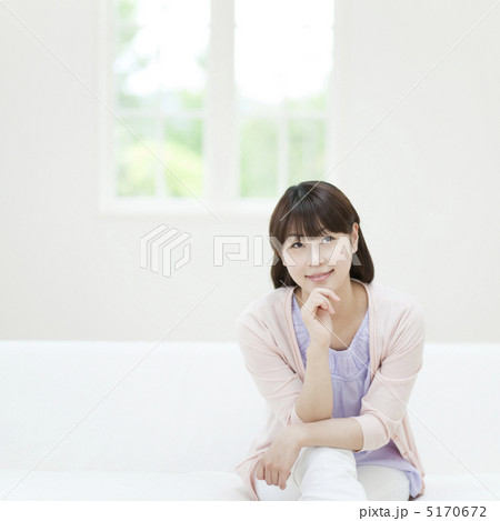 頬杖をついてソファに座る女性 5170672