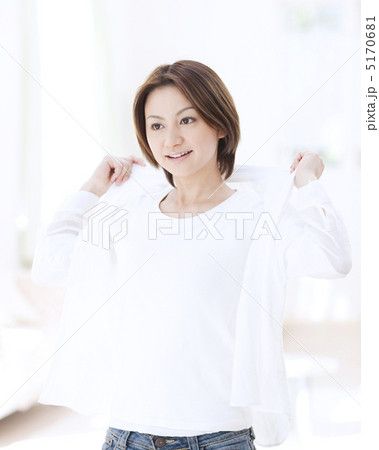 着替える女性 5170681