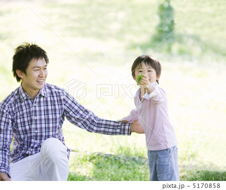 木陰で遊ぶ親子 5170858