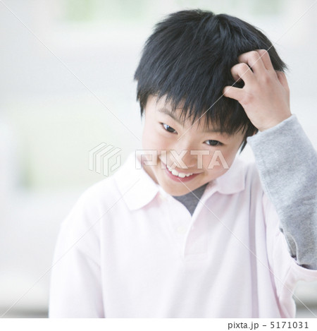 頭に手を当てる男の子 5171031