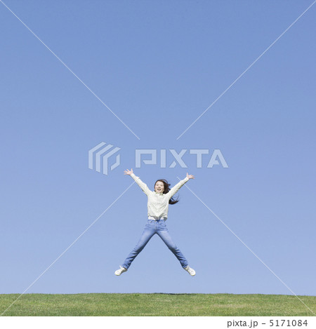 丘の上でジャンプする女性 丘の上でジャンプする女性 5171084