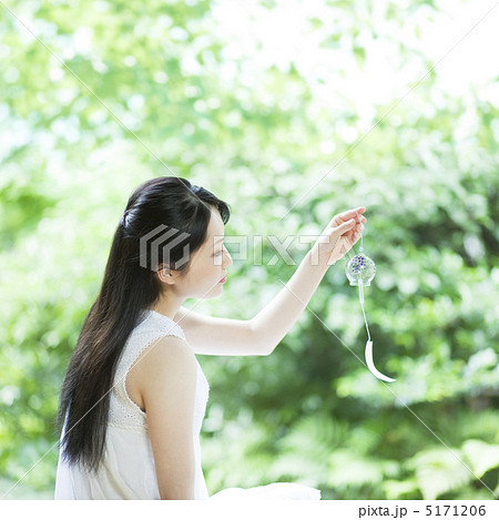 風鈴を持つ女性 風鈴を持つ女性 5171206