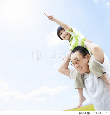 肩車をして指さす祖父と孫 5171207