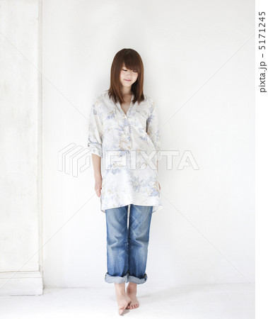 壁際に立つ女性 5171245