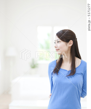 横を向いて微笑む女性 5171277
