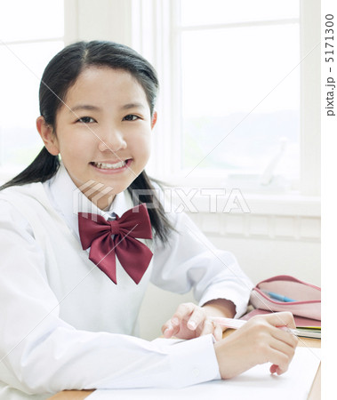 勉強する女子学生 勉強する女子学生 5171300